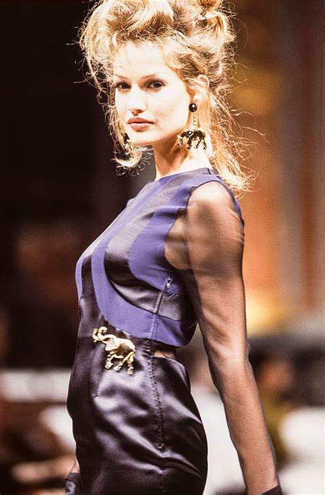 gianni versace abiti anni 80 modelli|Moda inverno 2021: le modelle iconiche di Gianni Versace.